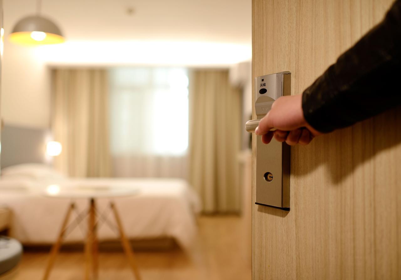 Shelton'S Rezidor Hotel Пешавар Екстериор снимка